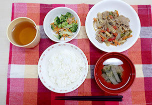 白ご飯・豚肉のオイスター炒め・ブロッコリーサラダ・中華スープ