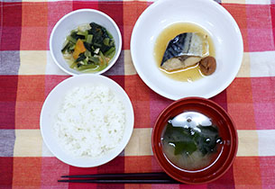 白ご飯・鯖の梅干し煮・小松菜と揚げの煮びたし・味噌汁